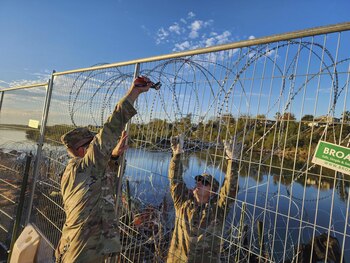 22/01/2024 January 22, 2024: The Supreme Court is allowing US Border Patrol agents to remove razor wire deployed by Texas GOP Gov. Greg Abbott's security initiative at the US-Mexico border while the state's legal challenge to the practice plays out. The vote was 5-4. FILE PHOTO: December 19, 2023, Eagle Pass, Texas, USA: Texas Army National Guard attach razor wire to a temporary fence closing off access to the Rio Grande at the Texas-Mexico border.
POLITICA
Europa Press/Contacto/Texas National Guard