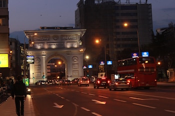 La Porta Macedonia, inaugurada en 2012, imita al Arco de Triunfo de París