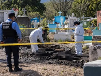 Dos hombres fueron encontrados calcinados en el cementerio de la aldea Las Acuntas, en Concepción, Copán, después de que pobladores alertaran a las autoridades sobre la presencia de los cadáveres. (Foto: Redes sociales)