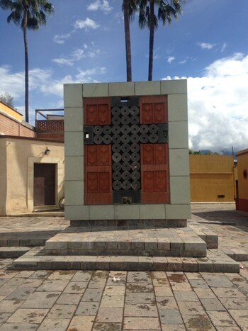 Escultura de cruz en Xochimilco,