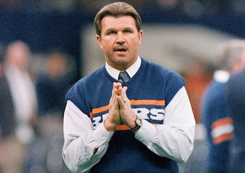 Mike Ditka sufrió un infarto en 1988 durante la temporada, pero no faltó a ningún partido y recibió el premio al Entrenador del Año (AP Foto/Rob Kozloff)