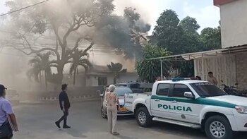 Los policía lograron evacuar a los privados de la libertad que se encontraban en la estación de Policía de Las Américas en Cali. Foto: Captura de pantalla