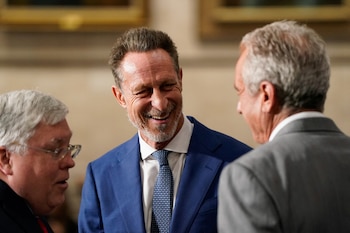 Una resonancia detectó un gran hematoma en la columna de Mark Hyman y ese hallazgo obligó a una nueva cirugía el mismo día (REUTERS/Elizabeth Frantz)
