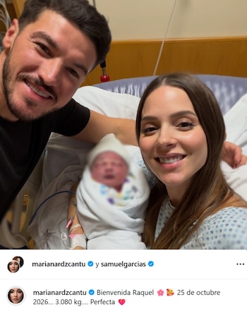 Mariana Rodríguez y Samuel García sonríen junto a un bebé recién nacido envuelto en una manta blanca en una cama de hospital