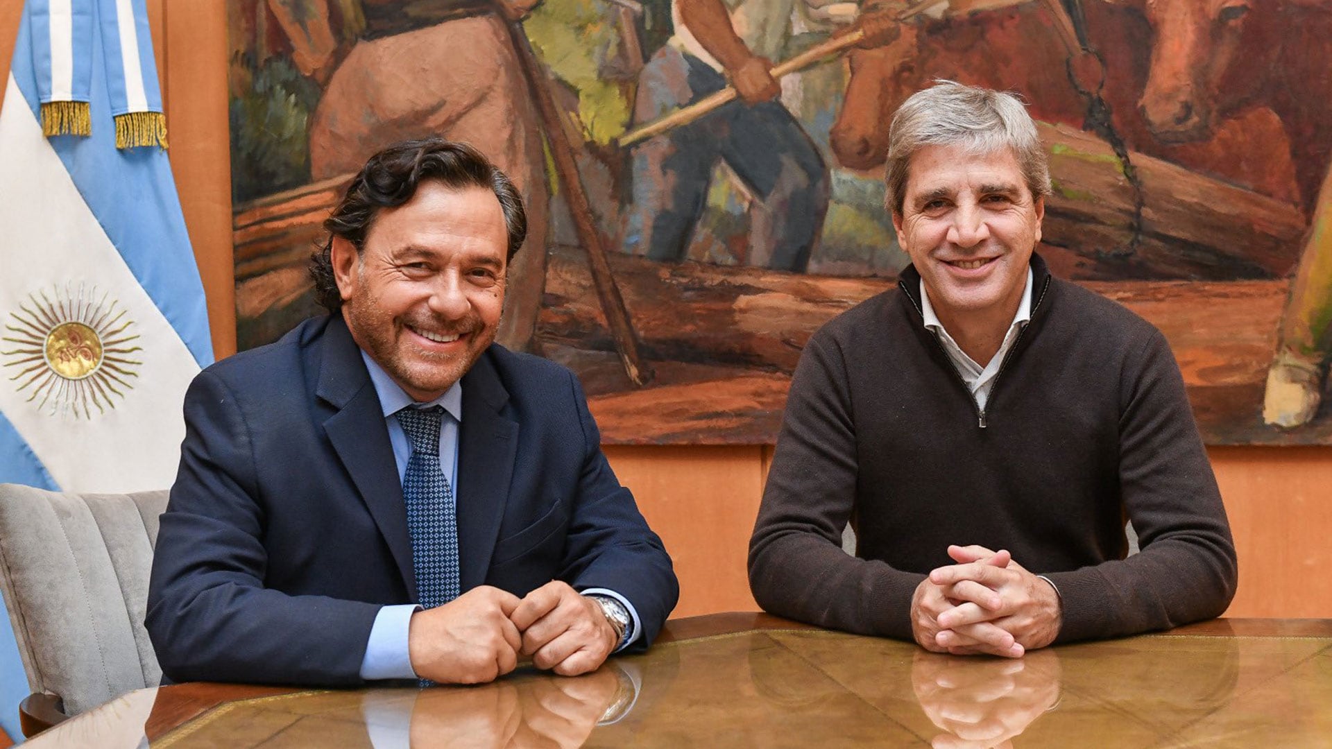 Gustavo Sáenz con el ministro de Economía, Luis