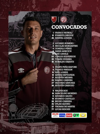 Un jugador de Lanús sonríe