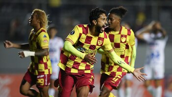 El Aucas amplía su dominio
