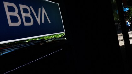 BBVA pide a la CNMC autorización para lanzar su operación sobre Banco Sabadell