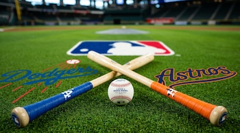 Dos bates de béisbol cruzados, uno azul Dodgers y otro naranja Astros, con una pelota MLB en el centro, sobre césped artificial de estadio.