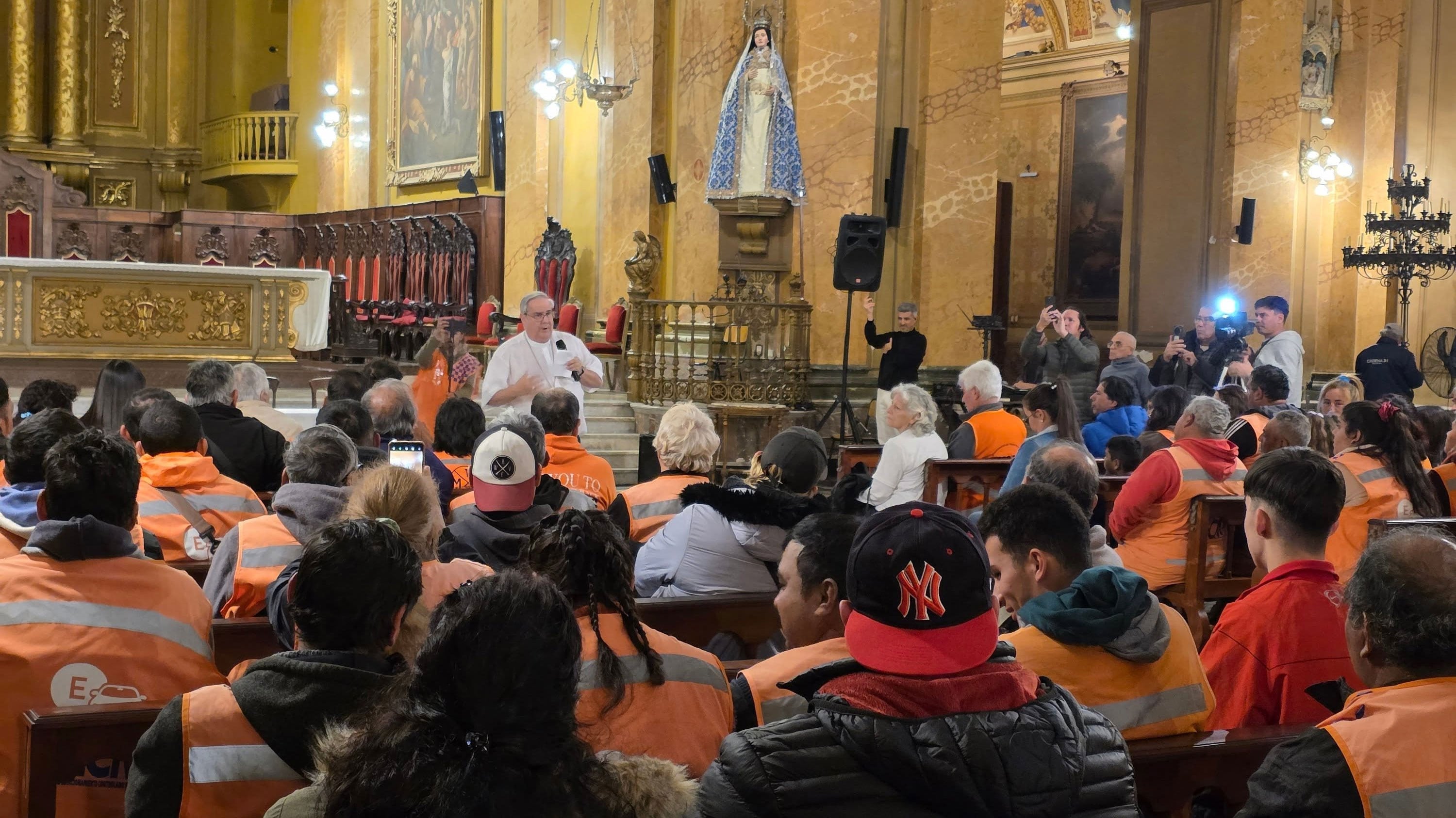 “La catedral estaba repleta de naranjitas y limpiavidrios. Los más pobres de los pobres”, dijeron al finalizar el encuentro con el cardenal Crédito: Arquidiócesis de Córdoba.