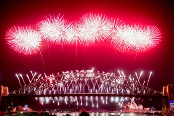 ARCHIVO - Los fuegos artificiales de la celebración del Año Nuevo 2017 iluminan el "Harbour Bridge" y la Ópera de Sídney. Foto: picture alliance / Henrik Josef Boerger/dpa