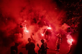 Los aficionados del PSG celebrando la conquista de la Champions (EFE/EPA/VALENTINA CAMU)