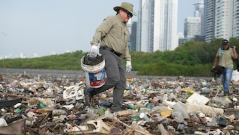 Unas 27 toneladas de desechos formaban parte del paisaje de una playa en ciudad de Panamá