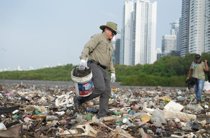 Unas 27 toneladas de desechos formaban parte del paisaje de una playa en ciudad de Panamá
