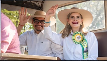 Laura Fernández junto a su