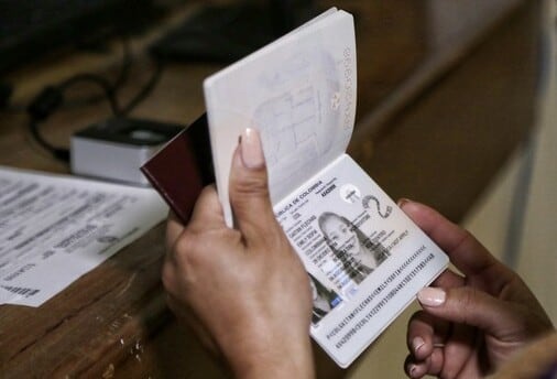 La Cancillería enfatizó que tanto los pasaportes ordinarios como ejecutivos expedidos antes de la fecha continuarán siendo válidos hasta su expiración - crédito Colprensa