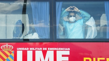 Hantavirus, última hora del brote en el crucero MV Hondius, en directo | Los últimos 28 ocupantes desembarcan y son trasladados al aeropuerto de Tenerife Sur y el buque zarpa hacia Países Bajos