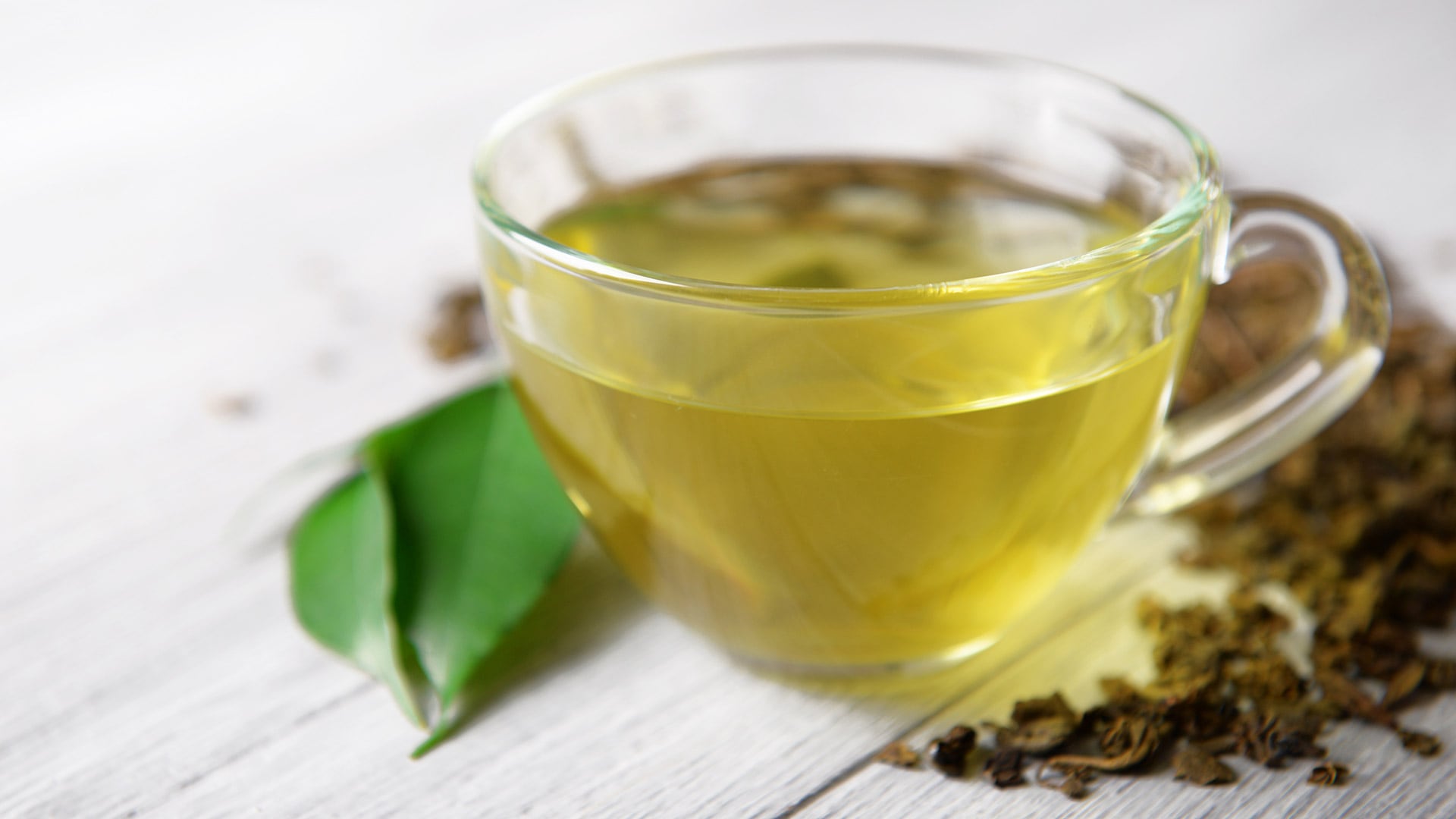 Expertos recomiendan incorporar el té verde en la dieta diaria, solo o combinado con hierbas, frutas y preparaciones culinarias (Freepik)