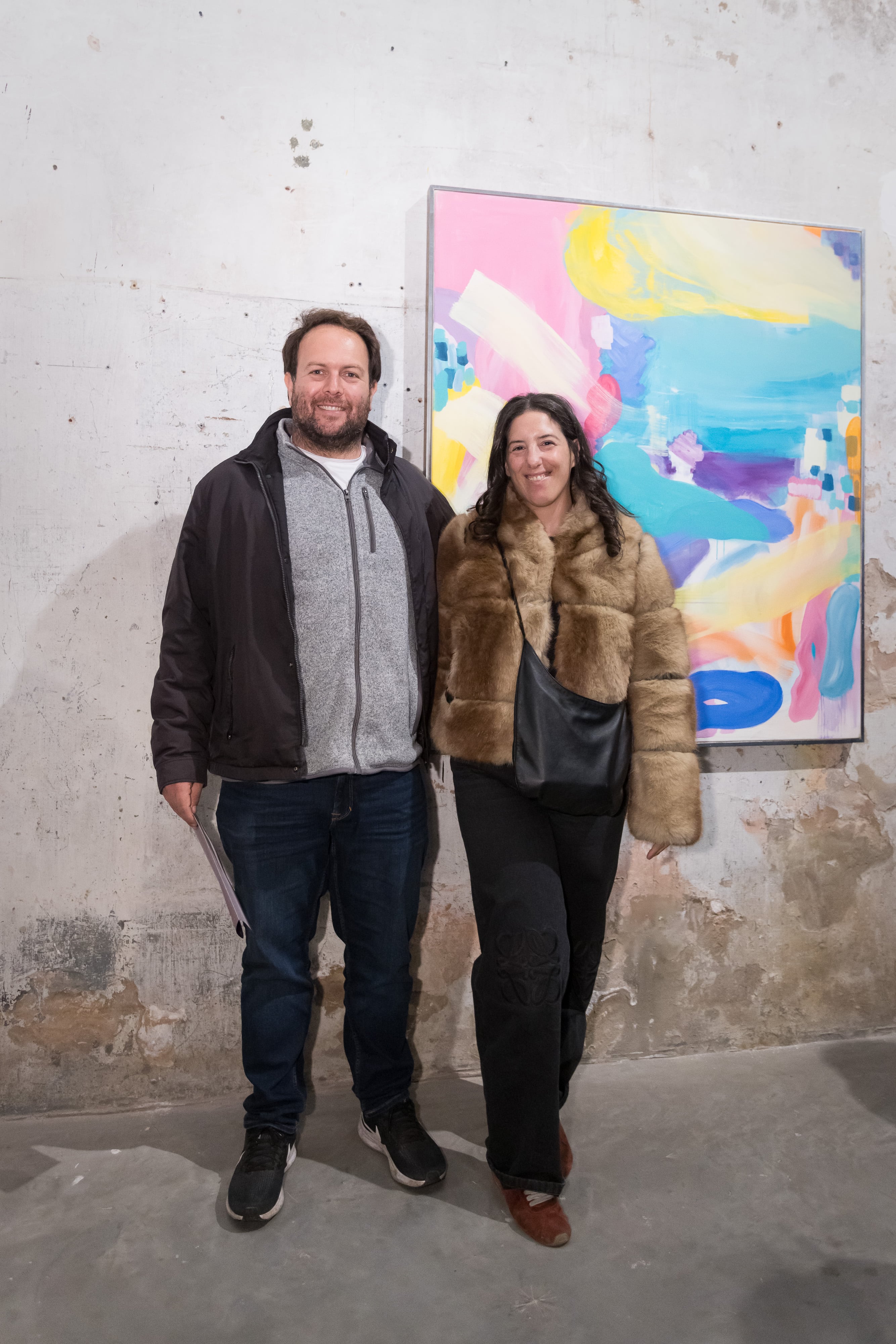 La coleccionista Nicole Moisés junto a su pareja