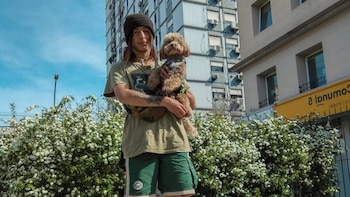 Autonomía, formación y perros que son familia: la historia de Liam y el auge de los oficios juveniles en el mundo de las mascotas