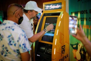 Gente comprando criptomonedas en un