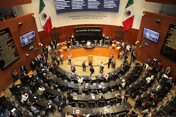 Fotografía de archivo que muestra a los asistentes de una sesión en el Senado de la República en Ciudad de México (México). EFE/ Mario Guzmán