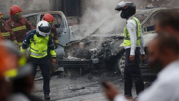 Han quemado vehículos y lanzado