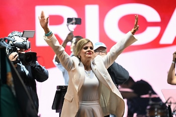 Desde el periodo de Laura Chinchilla Miranda (2010-2014) Costa Rica no tenía a una mujer en la Presidencia, ahora asume el cargo Laura Fernández (Photo by MARVIN RECINOS / AFP)