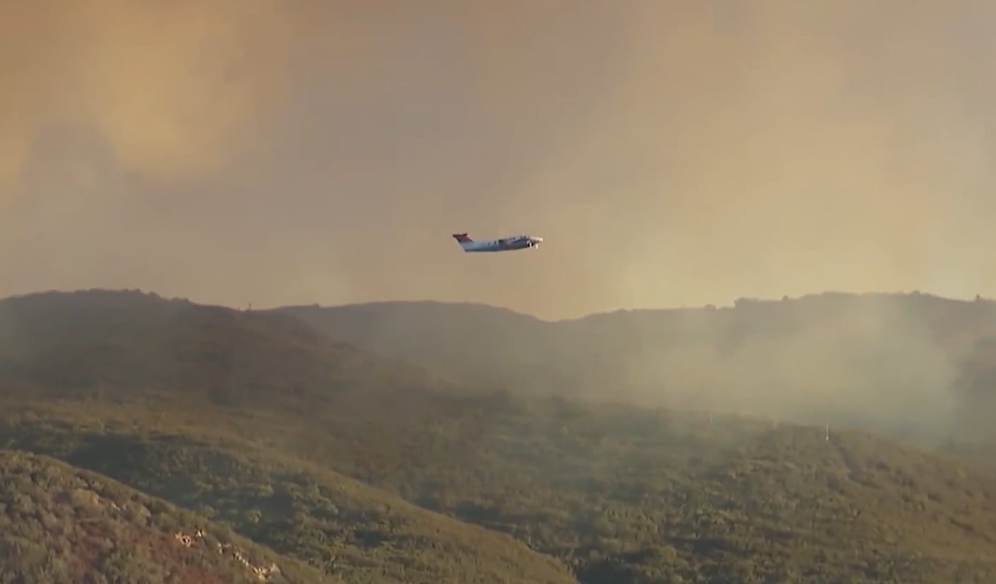 Casi 300 efectivos combaten el siniestro con helicópteros de vuelo nocturno tras la retirada de los aviones por baja visibilidad (NBC4)