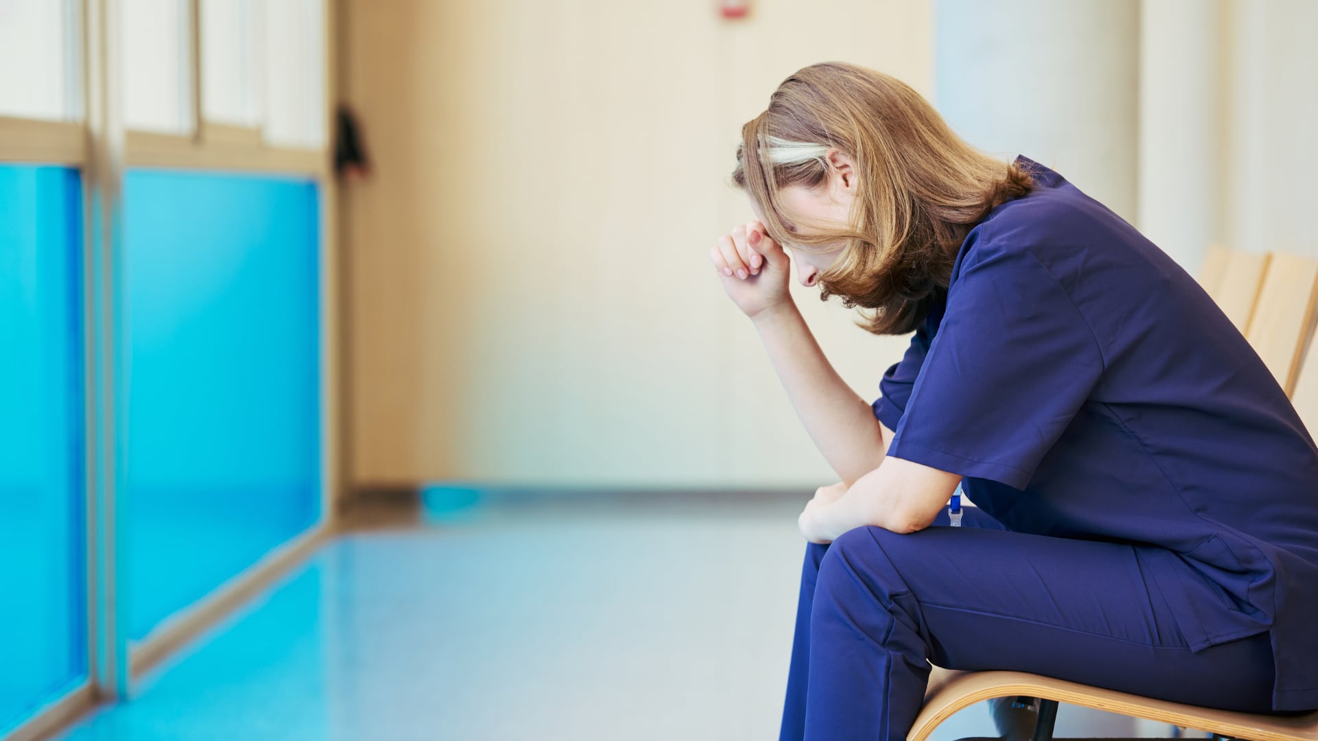 El 94% de los médicos jóvenes presentan síntomas de agotamiento en su trabajo, según la OMC. (Canva)