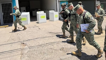 Los generales caminaron por calles de Culiacán en las tareas de evaluación. Crédito: Defensa
