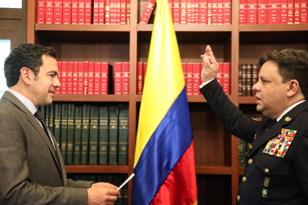 La formación del nuevo director de Bomberos de Colombia incluye especialización en agentes NBQR y capacitación técnica en materiales peligrosos y gestión de crisis - crédito Ministerio del Interior