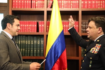 La formación del nuevo director de Bomberos de Colombia incluye especialización en agentes NBQR y capacitación técnica en materiales peligrosos y gestión de crisis - crédito Ministerio del Interior