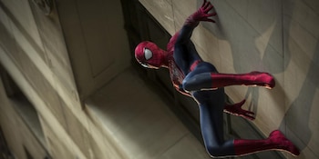 A pesar de la actuación destacada de Andrew Garfield y Jamie Foxx, Kirkman señala como deficiente el desarrollo narrativo de la película (IMDb)