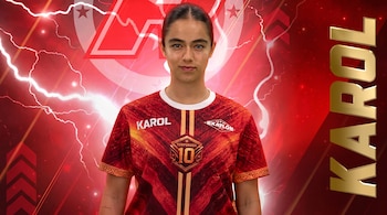 Una mujer viste una camiseta deportiva roja con la inscripción Karol y el logotipo de Exatlón Temporada 10 sobre un fondo rojo.