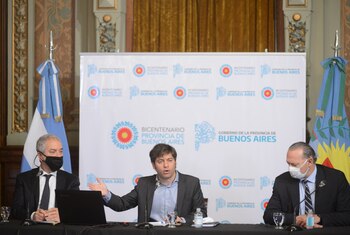 Axel Kicillof, flanqueado por los