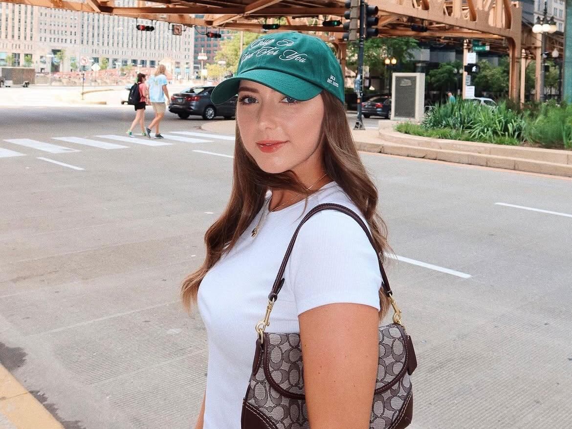 La influencer y diseñadora comparte su experiencia de crecer bajo la mirada pública y su nueva faceta como madre (Instagram @hailiejade)