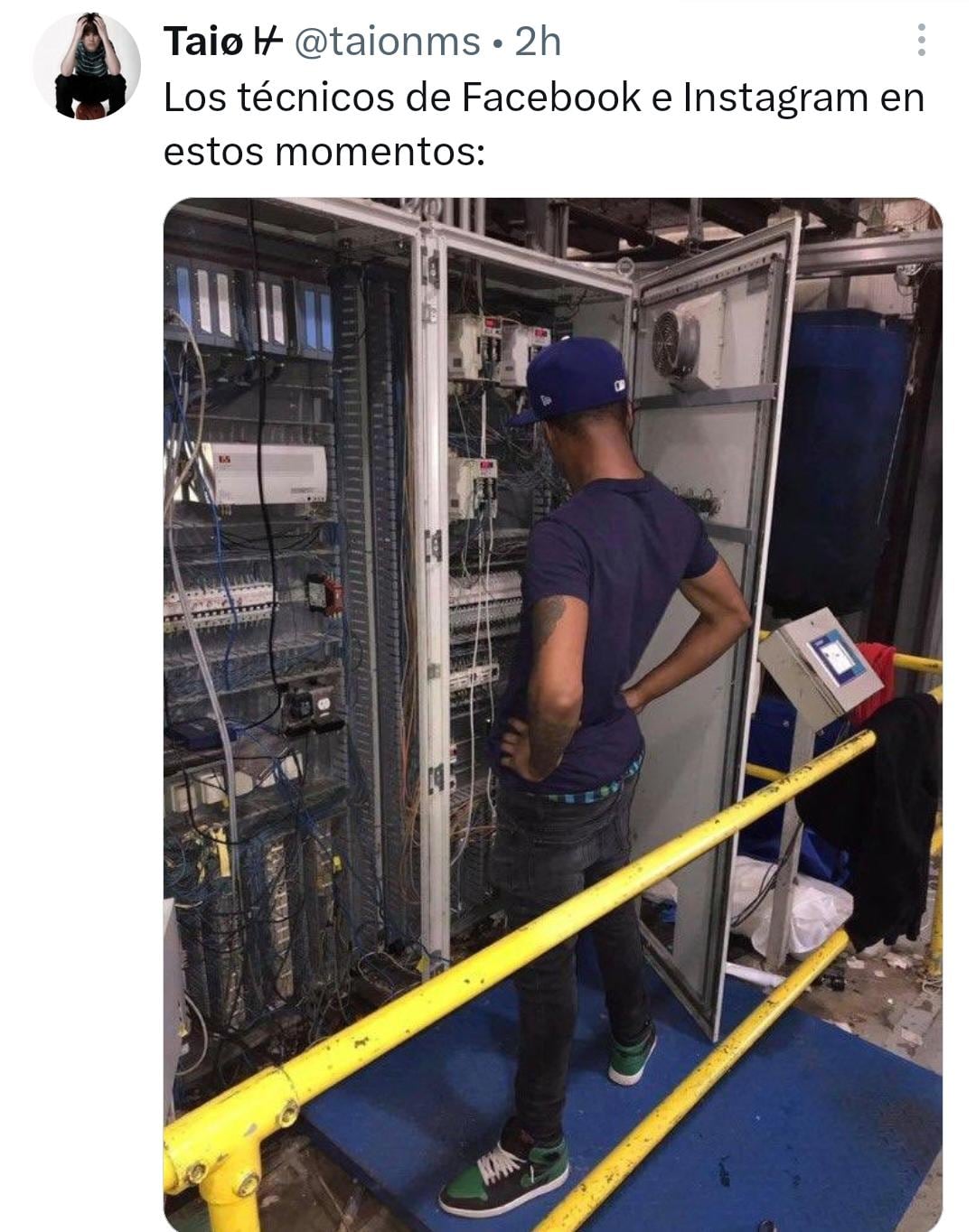 Un meme popular en X muestra a un técnico de pie frente a un armario eléctrico abierto, simbolizando la frustración durante la reciente caída de los servicios de Meta. (X)