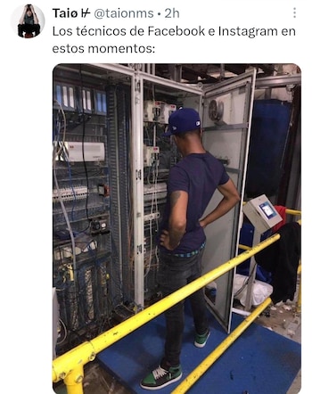 Un hombre de espaldas, con gorra azul y camiseta oscura, mira un armario eléctrico industrial abierto lleno de cables y componentes