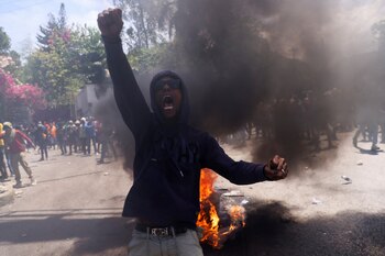 Un hombre grita frente a