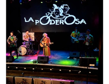 Gloria Carrá junto a los