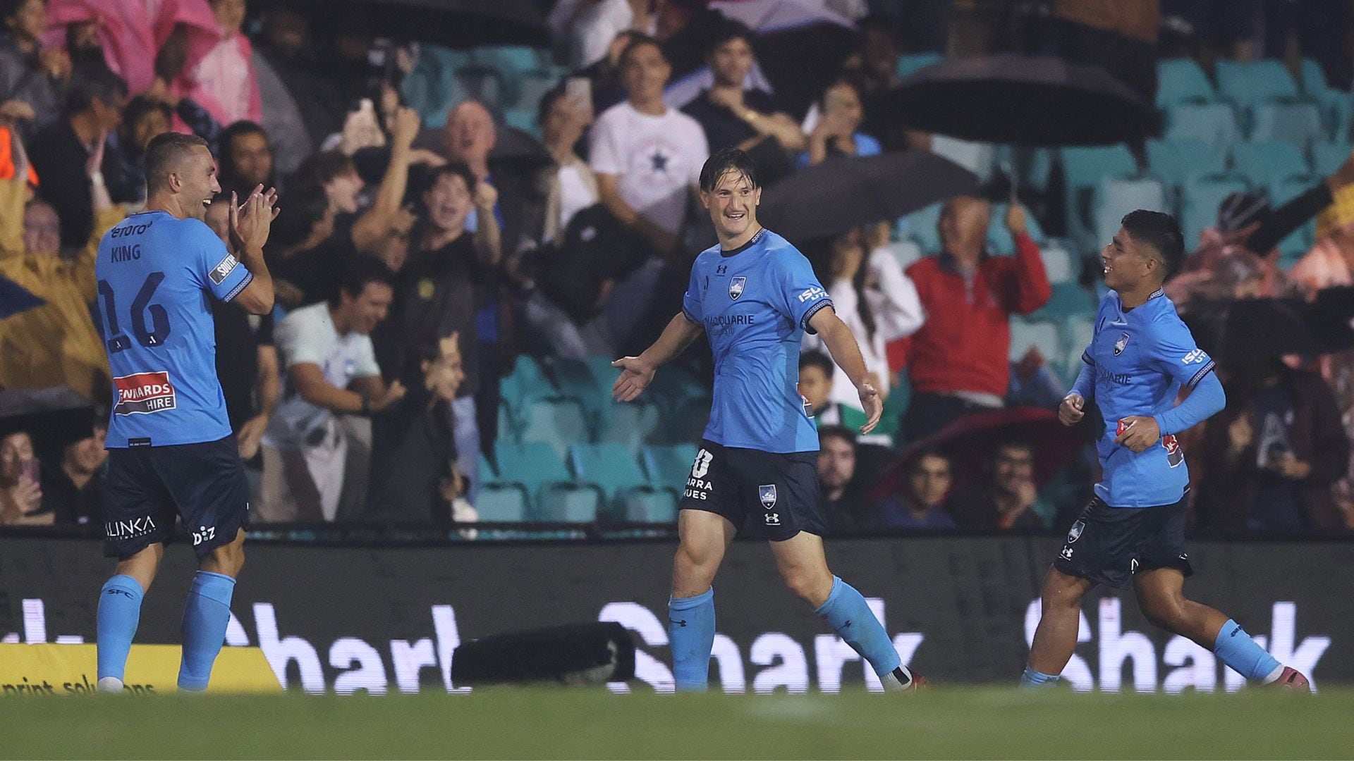 Piero Quispe integrándose a las celebraciones de Joe Lallay. - Crédito: Sydney FC