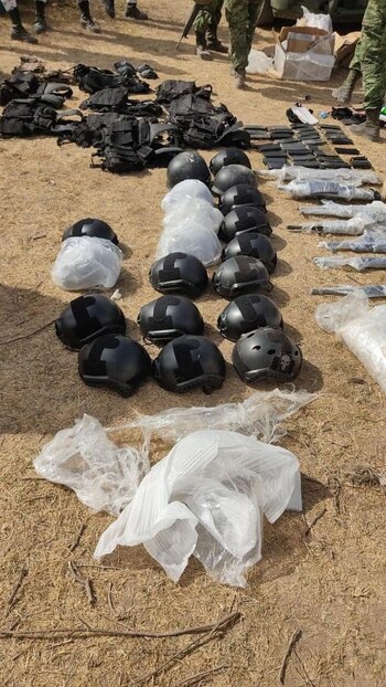 Equipo táctico, armas, granadas y