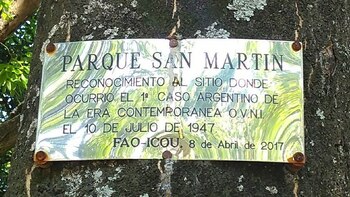 La placa que rinde homenaje