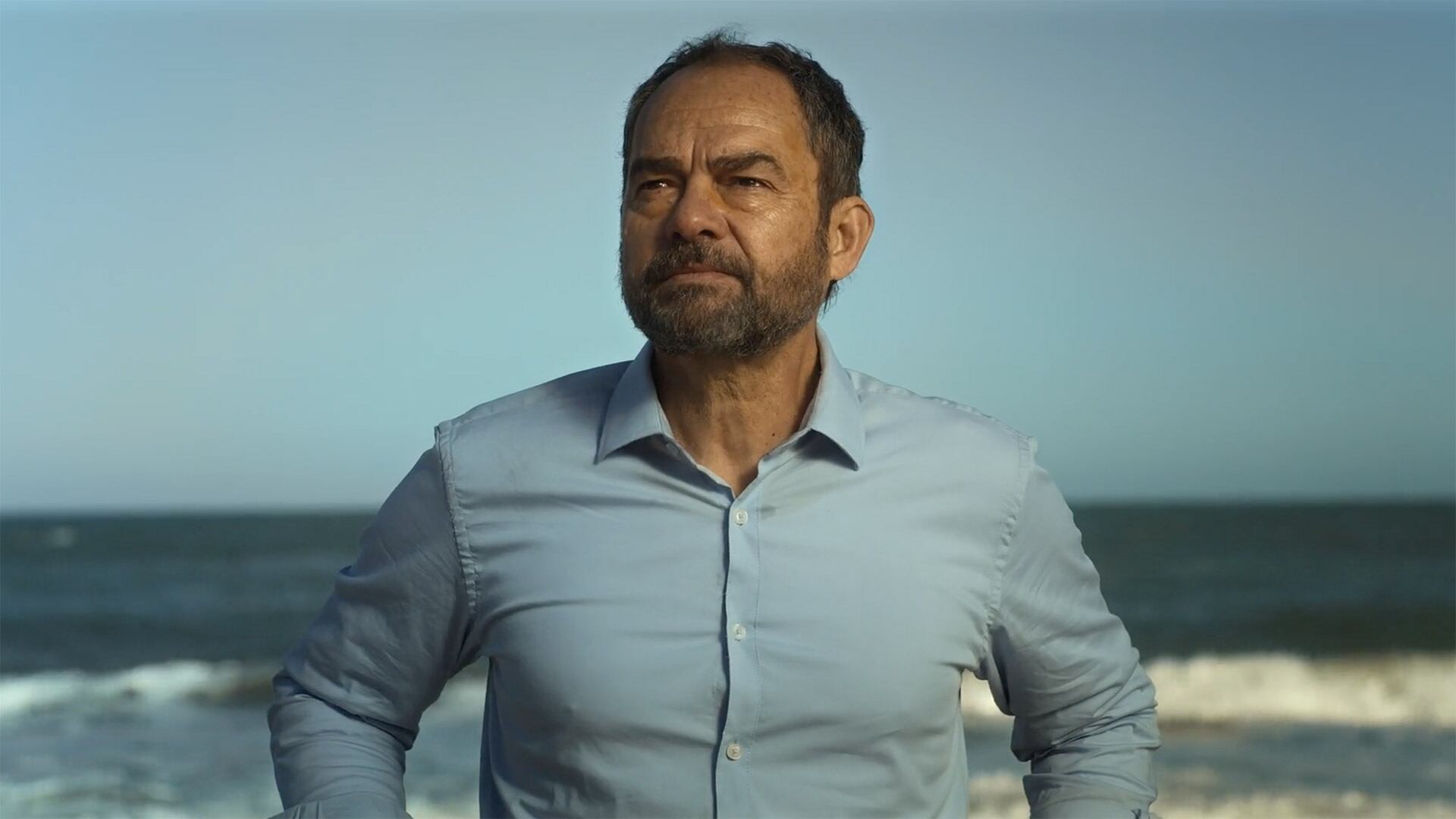 Carlos Santamaría interpreta a Raúl cuando ya es adulto