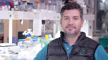 Adrián Mutto dirige un laboratorio