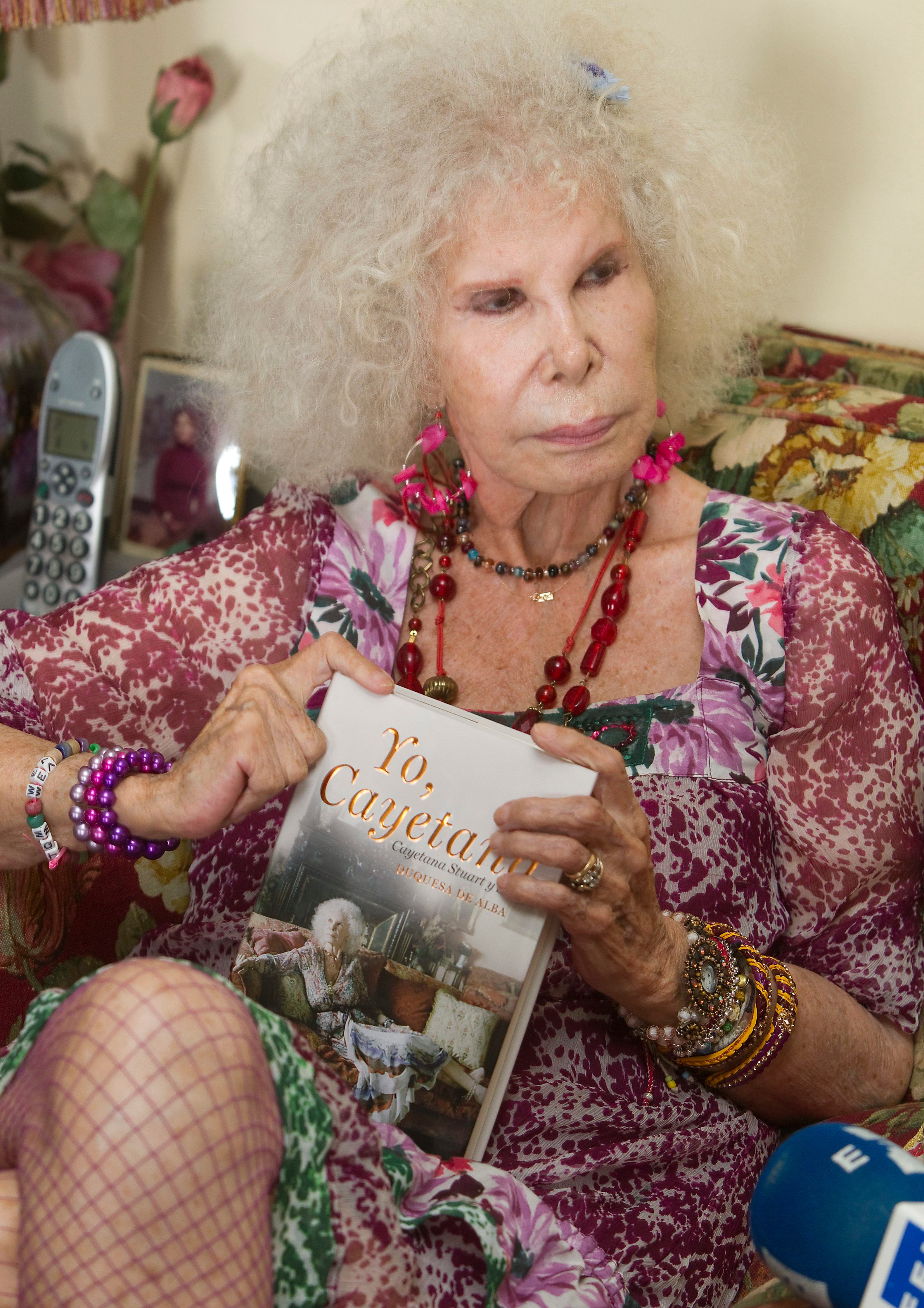 La duquesa de Alba en la presentación, en 2011, de su libro 'Yo Cayetana'. (EFE/José Manuel Vidal/Archivo)