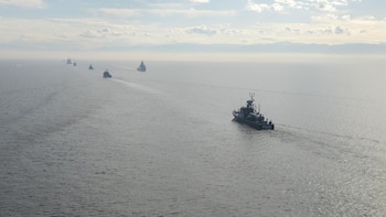 Irán advierte de que cualquier intento de cruzar Ormuz con un buque militar se topará con una "dura resistencia"