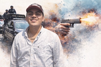 Un hombre joven sonriente con gorra y cadena de oro. Detrás, una patrulla de la Policía Estatal de Tabasco. Al fondo, una mano dispara una pistola con efecto acuarela.