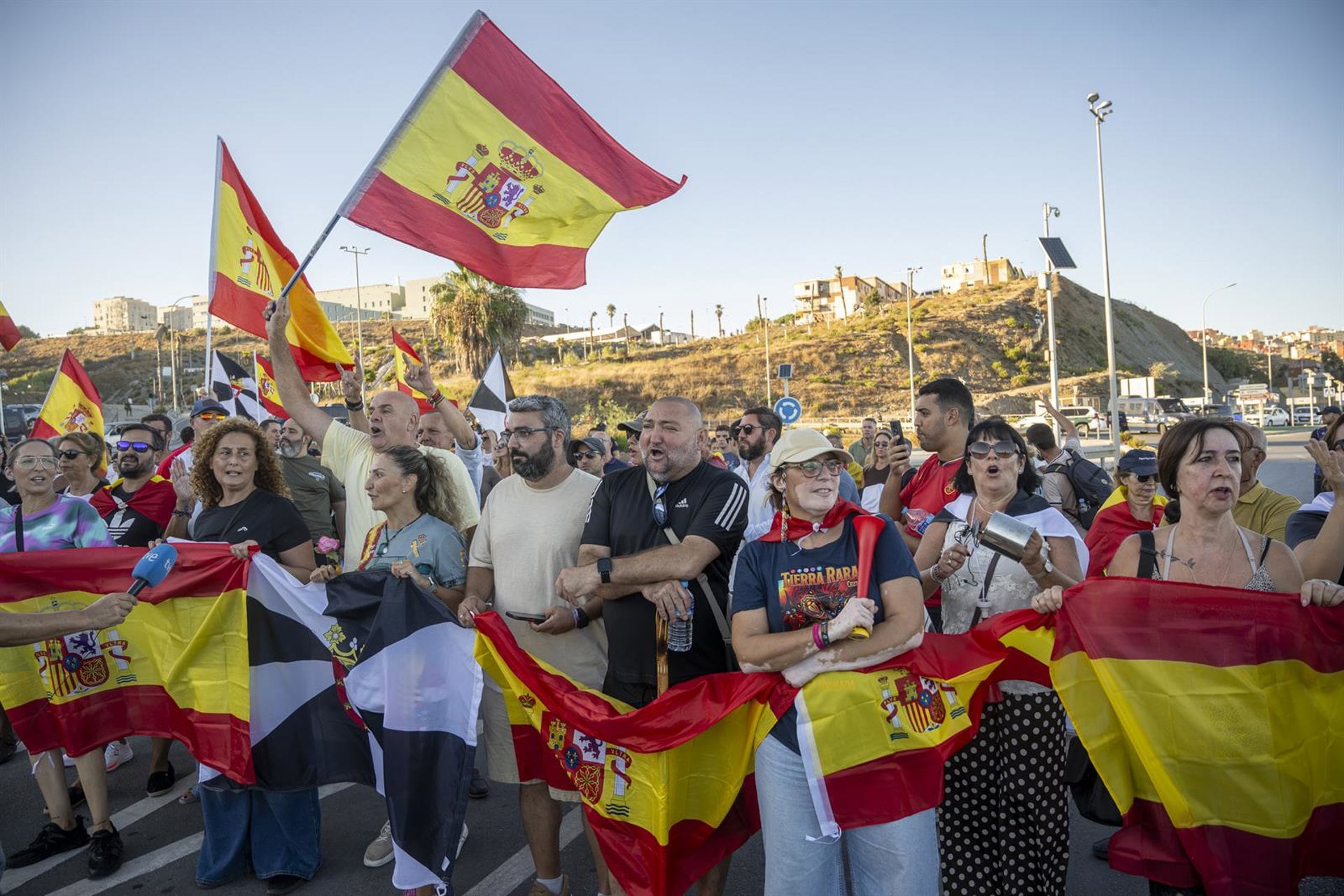 29/08/2026 Decenas de personas durante una manifestación pacífica, a 29 de agosto de 2026, en Ceuta (España). La movilización, de marcado carácter pacífico, ha sido convocada por varias asociaciones vecinales bajo el lema 'Ceuta unida, Ceuta en paz'. Otra marcha prevista para esta noche ha sido finalmente cancelada por sus organizadores para evitar que se les unan personas